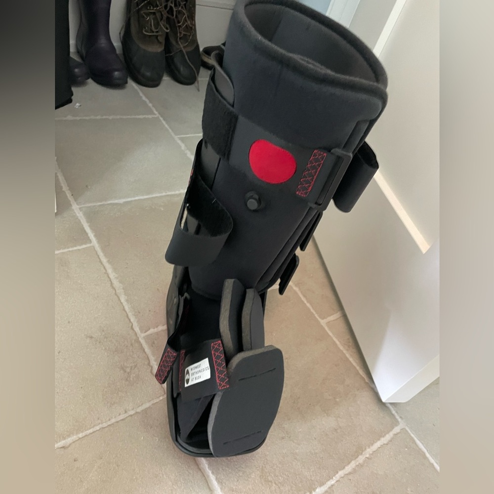 New unused Pro care xceltrax walking boot, size M